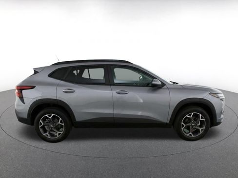 Used 2025 Chevrolet Trax LT w/ LT Convenience Package FWD image 13
