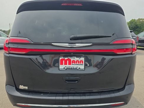Used 2023 Chrysler Pacifica Touring-L FWD image 6