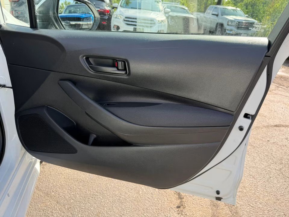 Used 2022 Toyota Corolla LE FWD image 22