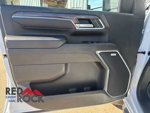 Used 2024 Chevrolet Silverado 2500 LTZ w/ LTZ Convenience Package AWD/4WD image 11
