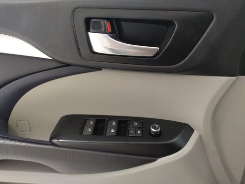 Used 2019 Toyota Highlander XLE FWD image 27