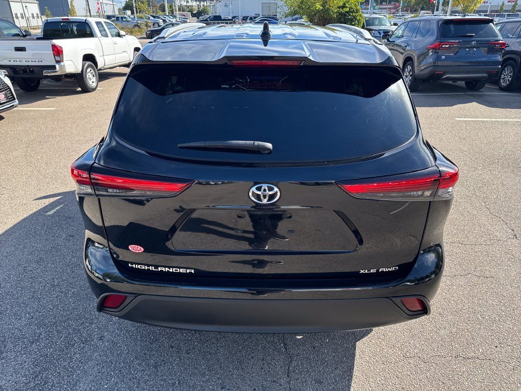 Used 2023 Toyota Highlander XLE AWD/4WD image 6