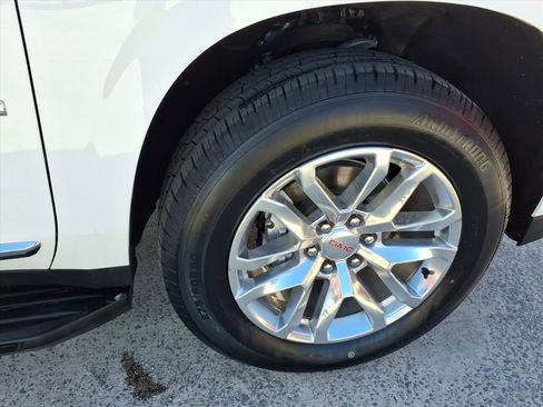 Used 2023 GMC Yukon SLT w/ SLT Premium Package image 9