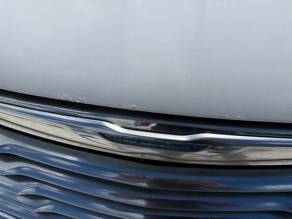 Used 2016 Chrysler Town & Country Touring FWD image 3