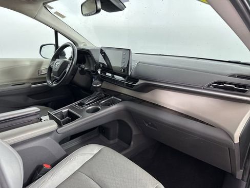 Used 2021 Toyota Sienna Limited image 25