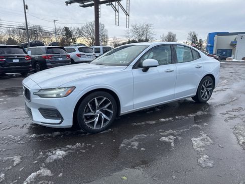 Used 2020 Volvo S60 T5 Momentum image 1
