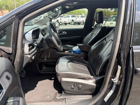 Used 2025 Chrysler Pacifica Limited FWD image 16