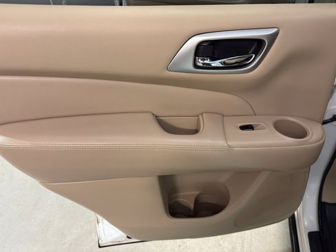 Used 2017 Nissan Pathfinder Platinum AWD/4WD image 28
