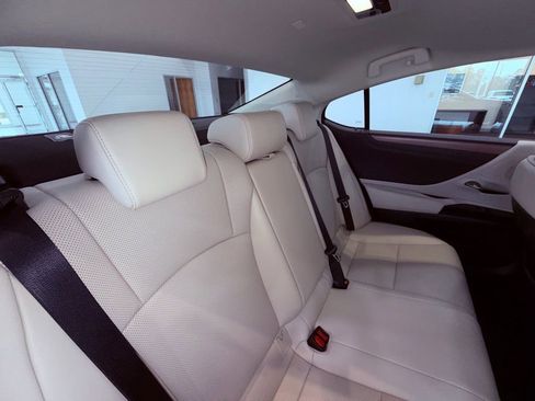 Certified 2025 Lexus ES 350 w/ Premium Package image 14