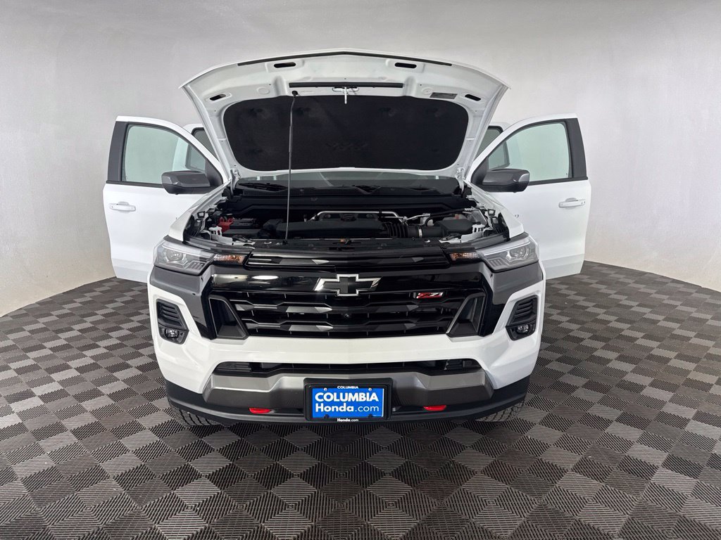 Used 2025 Chevrolet Colorado Z71 w/ Technology Package AWD/4WD image 12