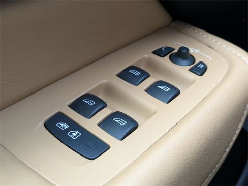 Certified 2023 Volvo XC60 B5 Ultimate w/ Climate Package image 33