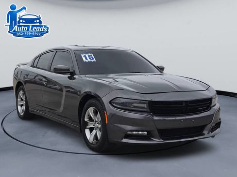 Used 2015 Dodge Charger SXT RWD image 2