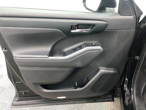 Used 2022 Toyota Highlander XLE AWD/4WD image 12