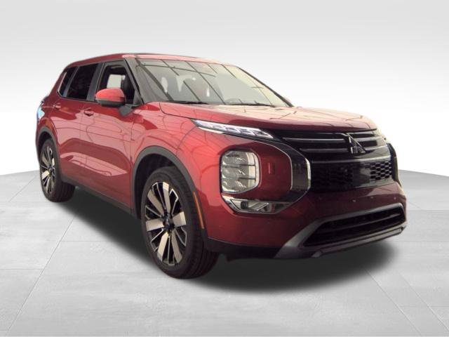 Used 2025 Mitsubishi Outlander SE AWD/4WD image 2