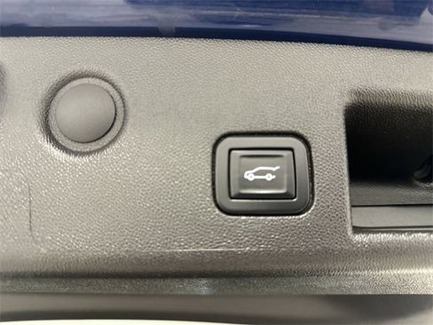 Used 2022 Chevrolet Equinox RS w/ Infotainment Package image 24