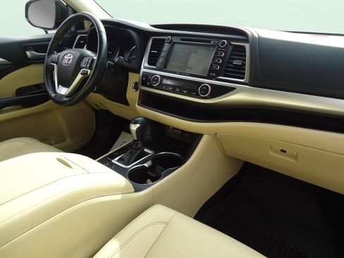 Used 2019 Toyota Highlander XLE AWD/4WD image 29
