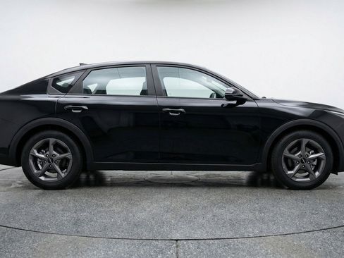 Used 2025 Kia K4 LXS image 11