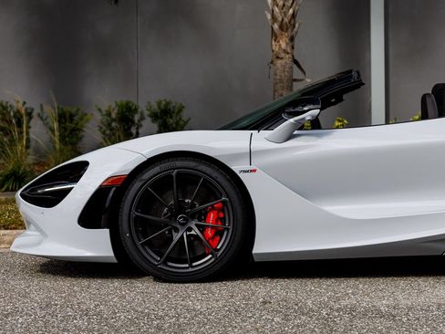 Used 2026 McLaren 750S Spider RWD image 19