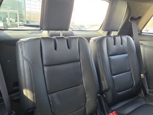 Used 2018 Ford Explorer XLT w/ Equipment Group 202A image 10