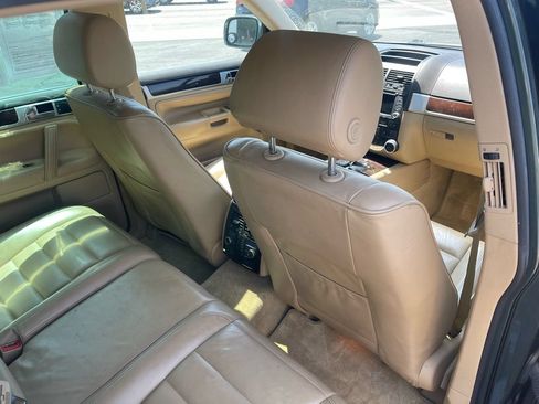 Used 2004 Volkswagen Touareg V8 AWD/4WD image 16