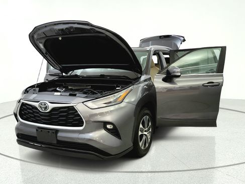 Used 2023 Toyota Highlander XLE AWD/4WD image 10
