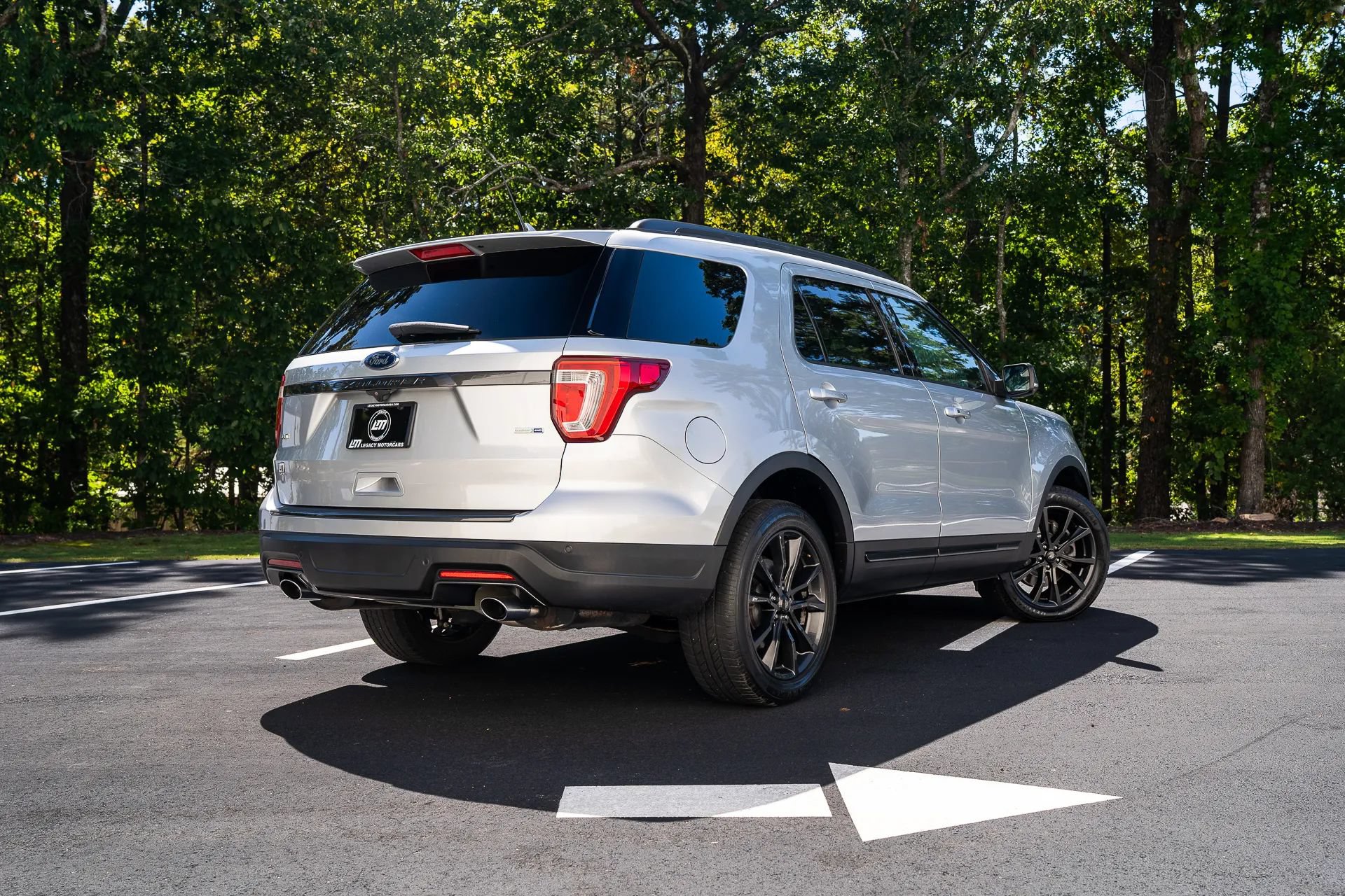 Used 2018 Ford Explorer XLT w/ Equipment Group 202A AWD/4WD image 2