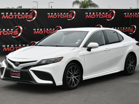 Used 2023 Toyota Camry SE image 3