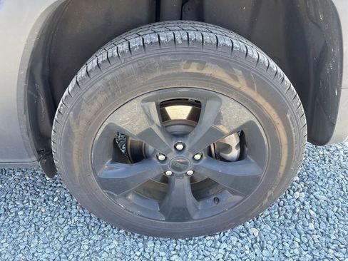 Used 2018 Jeep Cherokee Latitude w/ Altitude Package AWD/4WD image 11