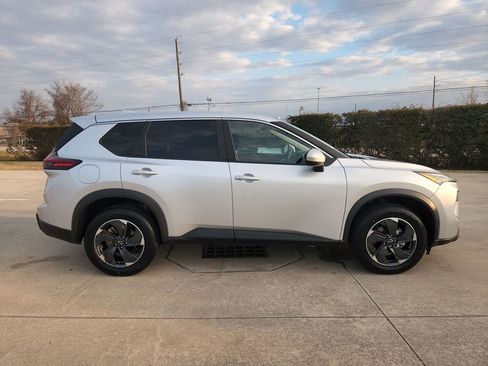 Used 2025 Nissan Rogue SV image 4