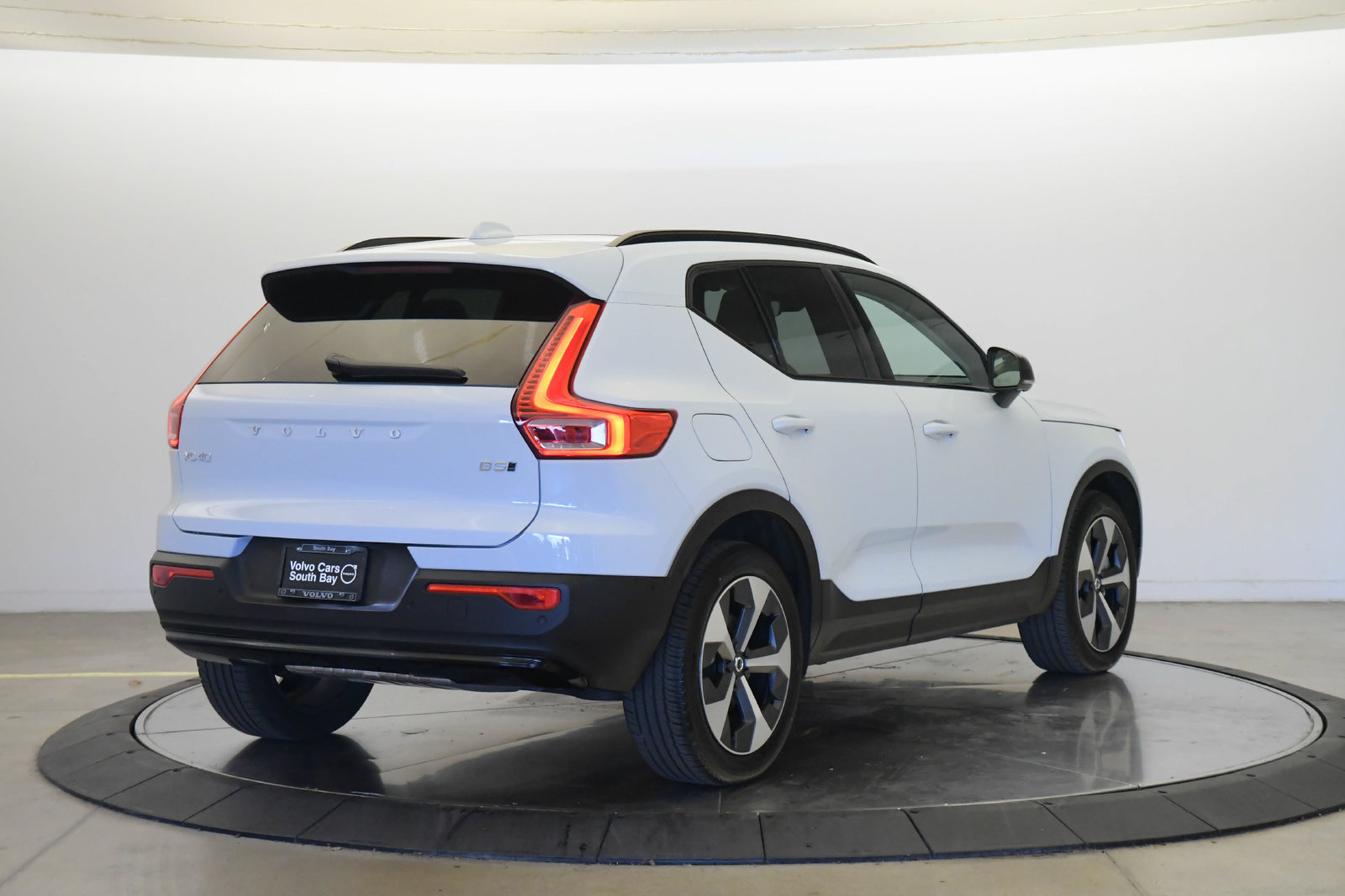 Used 2026 Volvo XC40 B5 Plus w/ Protection Package Premier AWD/4WD image 4