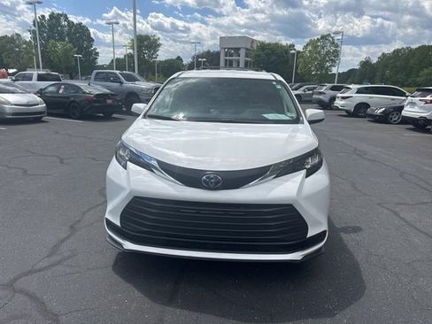 Used 2025 Toyota Sienna LE image 10