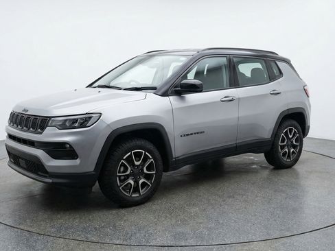Used 2025 Jeep Compass Trailhawk image 3
