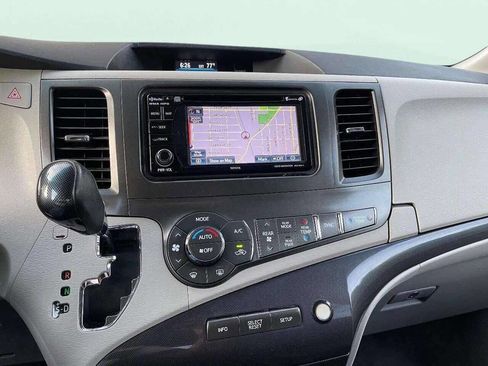 Used 2014 Toyota Sienna SE image 29