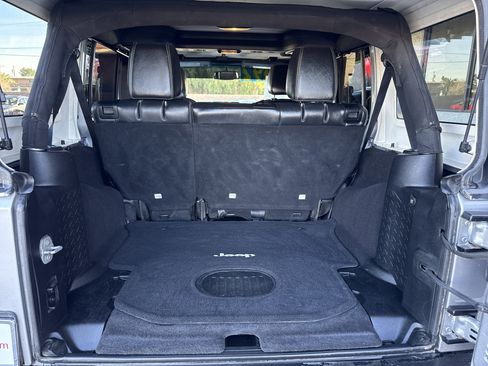 Used 2015 Jeep Wrangler Unlimited Rubicon w/ Connectivity Group image 13