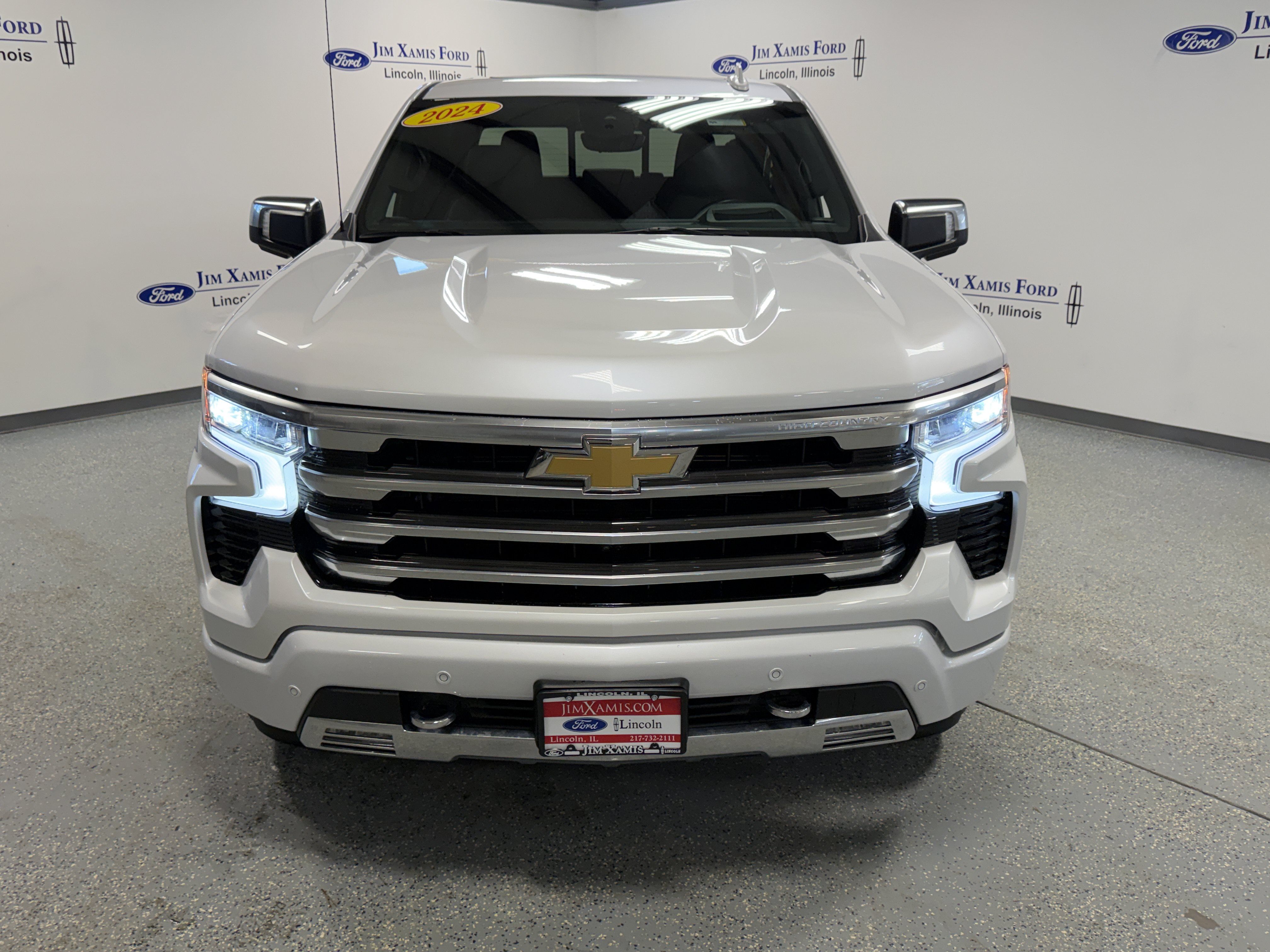 Used 2024 Chevrolet Silverado 1500 High Country w/ High Country Premium Package AWD/4WD image 2