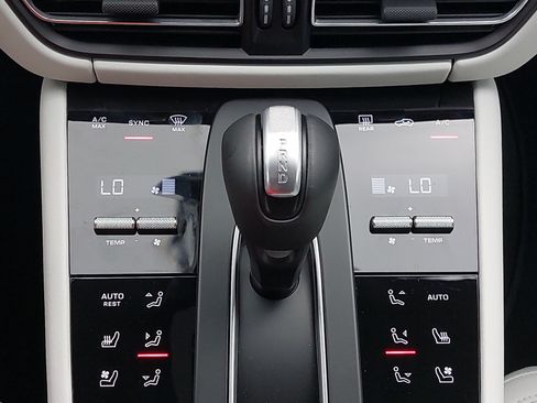 Certified 2026 Porsche Macan AWD/4WD image 23