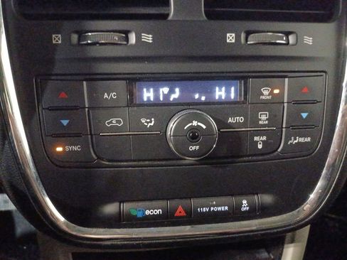 Used 2016 Chrysler Town & Country Touring image 16