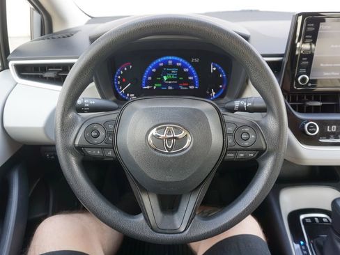 Used 2022 Toyota Corolla LE FWD image 3