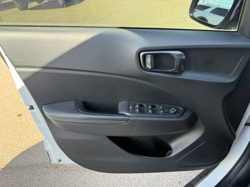 Used 2024 Hyundai Venue Limited FWD image 11
