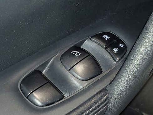 Used 2017 Nissan Rogue S image 27