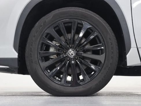 Used 2024 Toyota Highlander XSE FWD image 11