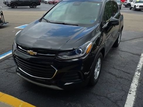 Used 2019 Chevrolet Trax LT w/ LT Convenience Package FWD image 2