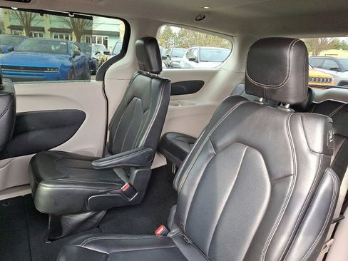 Used 2024 Chrysler Pacifica Touring-L image 20