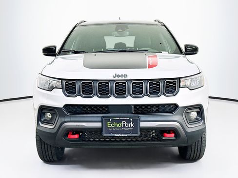 Used 2025 Jeep Compass Trailhawk AWD/4WD image 2