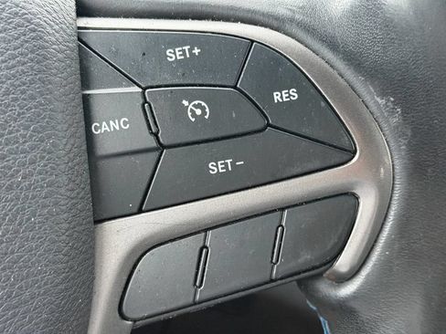 Used 2019 Jeep Grand Cherokee Laredo AWD/4WD image 26