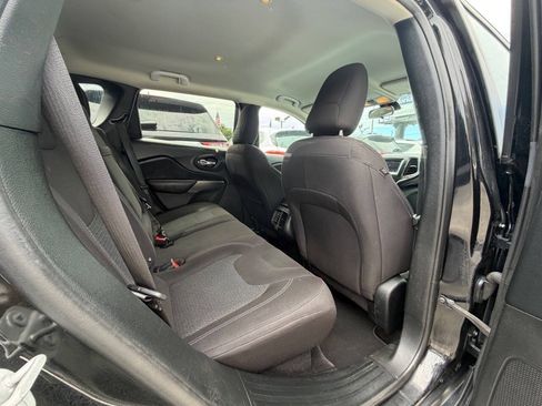 Used 2019 Jeep Cherokee Latitude w/ Popular Appearance Group FWD image 18