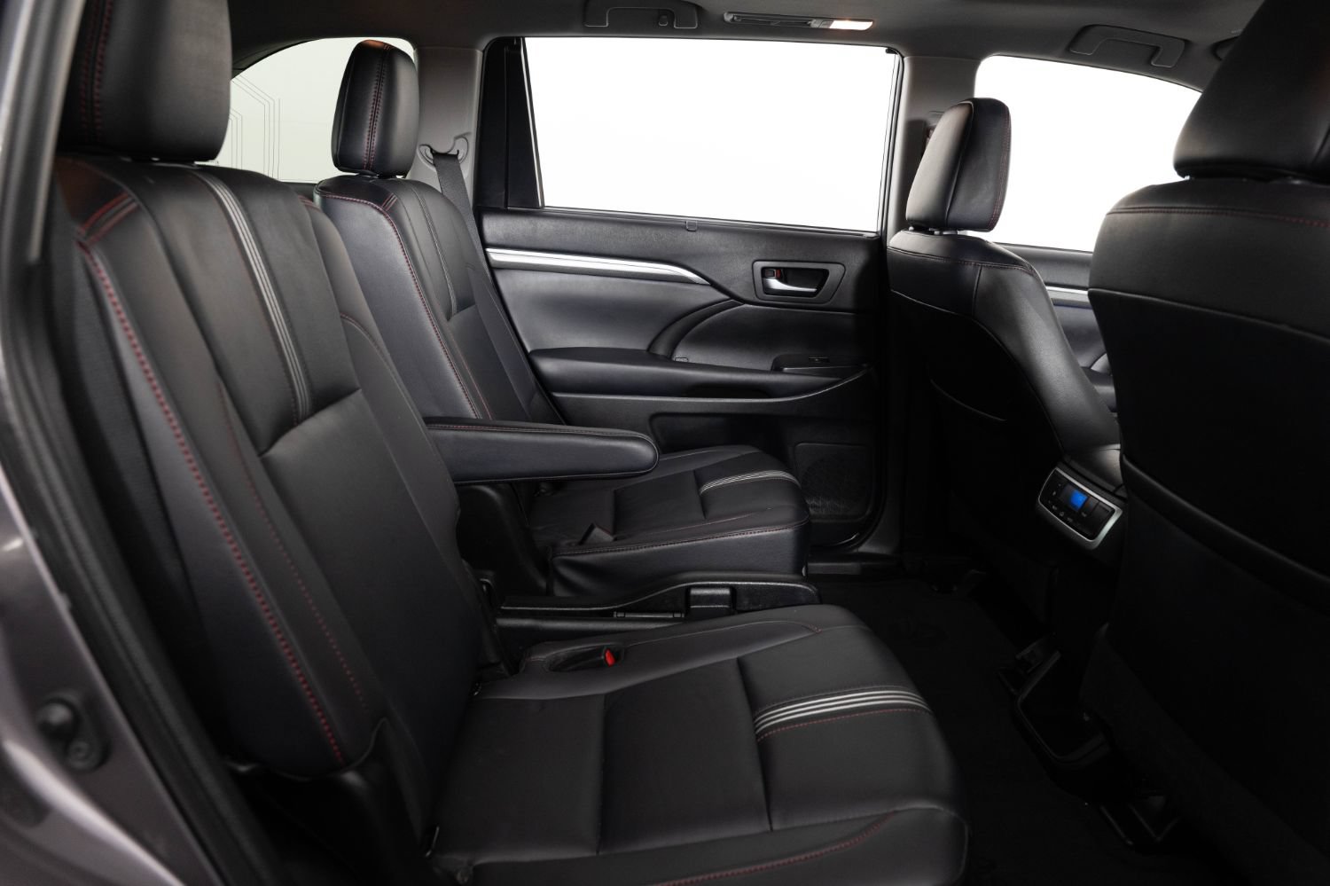 Used 2019 Toyota Highlander SE AWD/4WD image 25