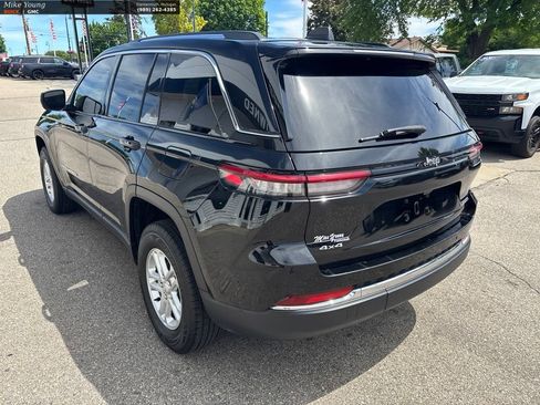 Used 2023 Jeep Grand Cherokee Laredo AWD/4WD image 7