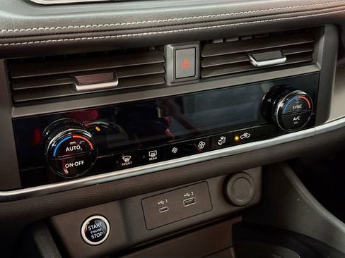 Used 2023 Nissan Rogue SV image 17