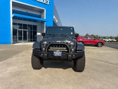 Used 2016 Jeep Wrangler Unlimited Rubicon AWD/4WD image 8
